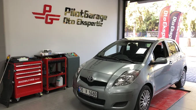 Modern tanılama ekipmanları, düzenli çalışma istasyonları ve profesyonel otomotiv muayene araçları gösteren Tuna Oto Ekspertiz tesisinin iç görünümü