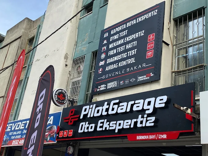 Araç elektronik sistemlerini taramak ve arıza kodlarını tespit etmek için gelişmiş bilgisayarlı tanılama ekipmanı kullanan teknisyen