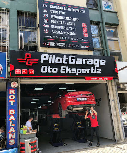 Motor performans analizi ve güç ölçümü için dinamometre test ekipmanı üzerinde konumlandırılmış spor araba