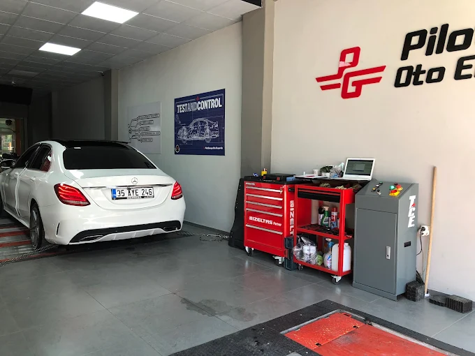 Motor bileşenlerini inceleyen ve tanılama araçlarını bağlayan teknisyen ile detaylı motor tanılama prosedürü